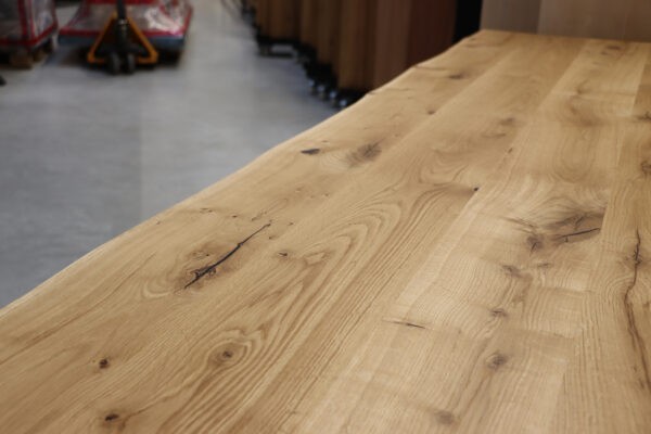 Tisch aus Wildeiche Esstisch mit Baumkante in 260x100cm