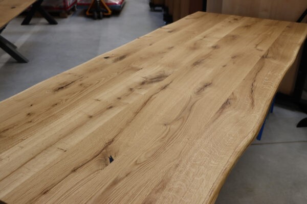 Tisch aus Wildeiche Esstisch mit Baumkante in 260x100cm