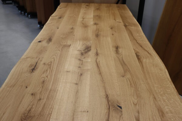 Tisch aus Wildeiche Esstisch mit Baumkante in 260x100cm