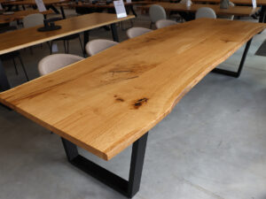 XXL Konferenztisch aus Eiche mit Baumkante in 350x110cm