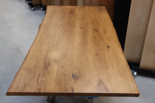 Tisch mit Baumkante aus Eiche in 220x100cm