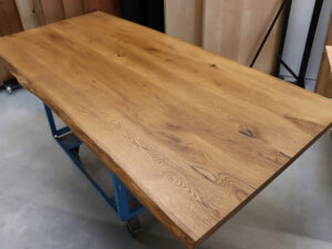 Tisch mit Baumkante aus Eiche in 220x100cm