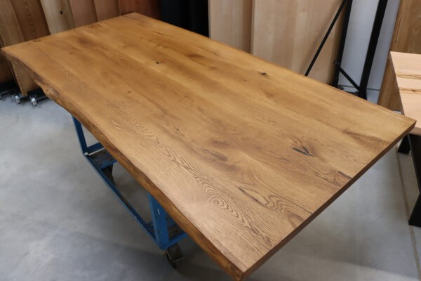 Tisch mit Baumkante aus Eiche in 220x100cm