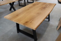 Tisch mit Baumkante aus Eiche in 190x100cm Massivholztisch