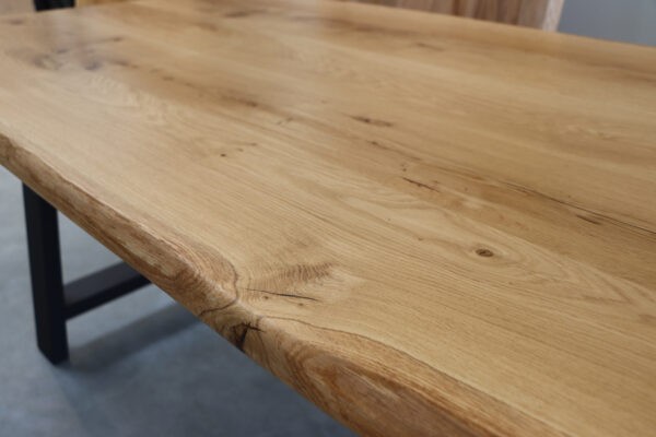 Tisch mit Baumkante aus Eiche in 190x100cm Massivholztisch