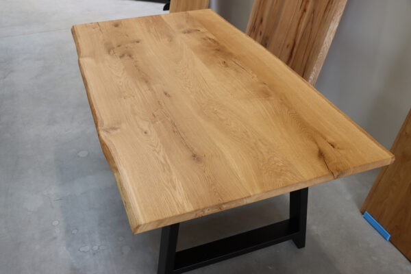 Tisch mit Baumkante aus Eiche in 190x100cm Massivholztisch