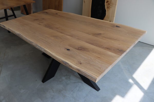 Tisch aus Wildeiche mit Epoxy in 190x100cm